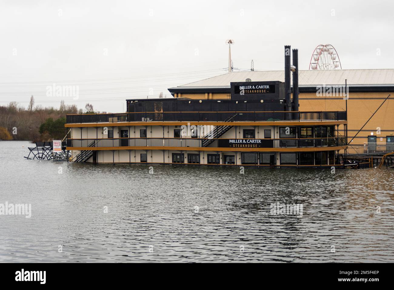 Le bateau à aubes du restaurant Miller & carter Steakhouse a commencé à prendre de l'eau le 23rd décembre et s'est entièrement installé au fond du lac à Lakeside Banque D'Images