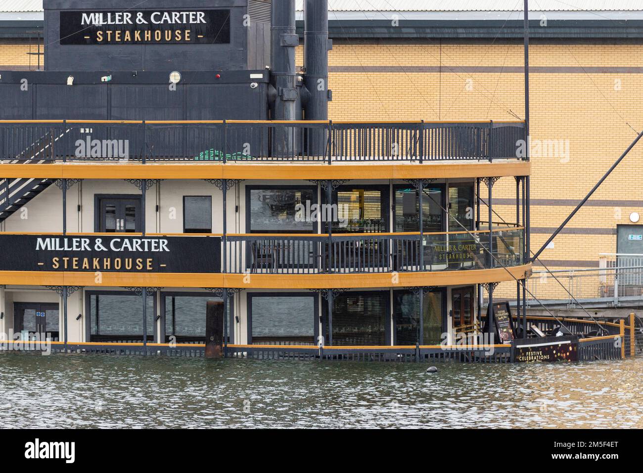 Le bateau à aubes du restaurant Miller & carter Steakhouse a commencé à prendre de l'eau le 23rd décembre et s'est entièrement installé au fond du lac à Lakeside Banque D'Images