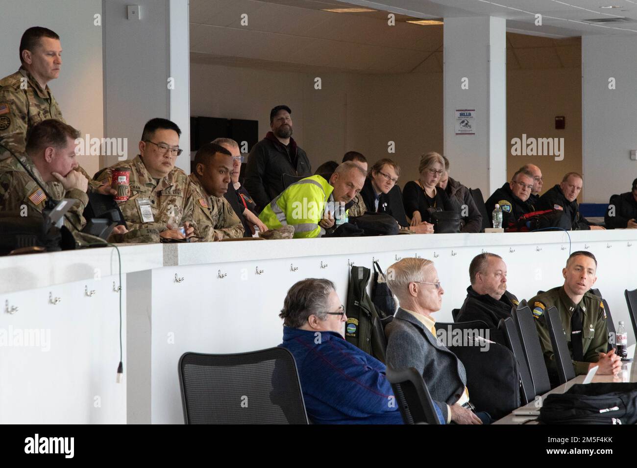 Les partenaires militaires, civils et universitaires effectuent un examen après action le dernier jour de l'exercice Cyber impact 22 à Buffalo, New York, le 10 mars 2022. Du 8 au 10 mars 2022, l'exercice Cyber impact comprend plus de 150 participants provenant de 12 gardes nationaux de l'Armée de terre, de deux unités de réserve de l'Armée de terre, ainsi que des locaux, des États, du fédéral, du secteur privé, des universitaires, Et des partenaires canadiens. Le Commandement de la police militaire 46th de la Garde nationale du Michigan assure le commandement et le contrôle aux membres du service du Département de la Défense qui collaborent et forment avec les autorités civiles pour répondre efficacement à un incident important ou à une catastrophe complexe Banque D'Images