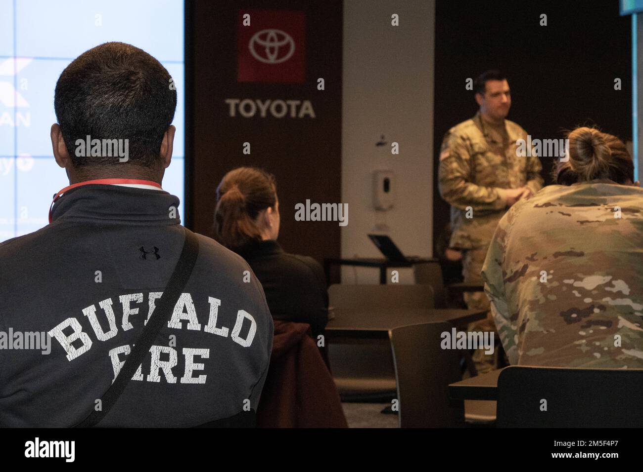 Des partenaires militaires, civils et universitaires effectuent un exercice de communication le dernier jour de l’exercice Cyber impact 22 au stade Highmark, stade des Buffalo Bills de la NFL, à Buffalo, New York, le 10 mars 2022. Du 8 au 10 mars 2022, l'exercice Cyber impact comprend plus de 150 participants provenant de 12 gardes nationaux de l'Armée de terre, de deux unités de réserve de l'Armée de terre, ainsi que des locaux, des États, du fédéral, du secteur privé, des universitaires, Et des partenaires canadiens. Le Commandement de la police militaire 46th de la Garde nationale du Michigan assure le commandement et le contrôle aux membres du service du Département de la Défense qui s'associent et forment avec les autorités civiles pour assurer efficacement r Banque D'Images