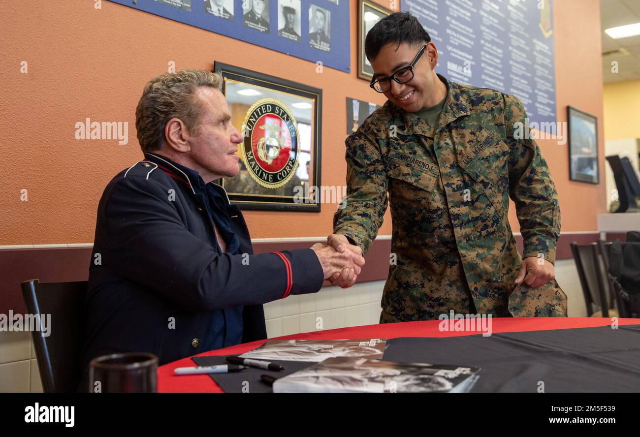 Martin Kove serre les mains avec les États-Unis Le caporal MarBIN Garciarenoj, chef d'équipe de la compagnie Echo, 2nd Bataillon, 5th Marine Regiment, 1st Marine Division, lors d'une signature à la salle du mess de la zone 62 du camp de base du corps maritime Pendleton, Californie, 9 mars 2022. Martin Kove, l'acteur qui a joué John Kreese dans la franchise Karate Kid est venu à la base pour faire une rencontre et un accueil avec les Marines dans la zone 62. Garciarenoj est originaire de Los Angeles. Banque D'Images