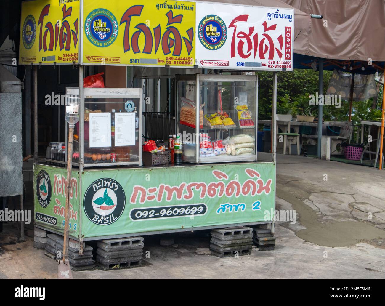 SAMUT PRAKAN, THAÏLANDE, NOVEMBRE 14 2022, un kiosque de rue propose des plats traditionnels thaïlandais - nouilles, boulettes de viande et soupe Banque D'Images