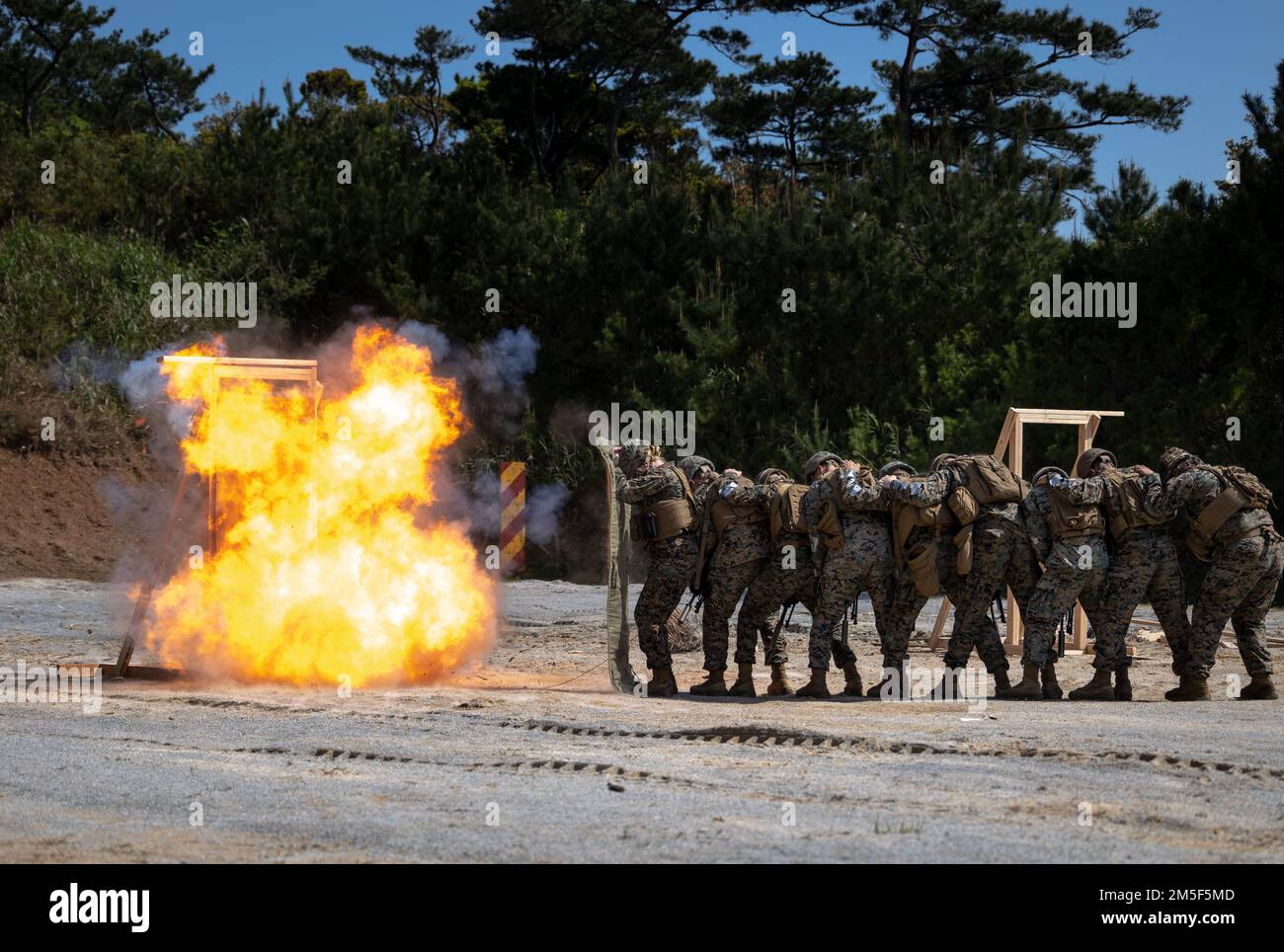 ÉTATS-UNIS Marines avec 1st Bataillon, 3D Marines, 3D Division Marine, mener une formation de braconnage urbain pendant une aire de démolition à Camp Hansen, Okinawa, Japon, 10 mars 2022. Au cours de cette formation, Marines a perfectionné ses compétences en matière de braconnage, en s'assurant qu'elles sont prêtes et capables d'exécuter un large éventail de missions partout dans le monde. 1/3 est déployé dans l'Indo-Pacifique sous 4th Marines dans le cadre du Programme de déploiement de l'unité. Banque D'Images