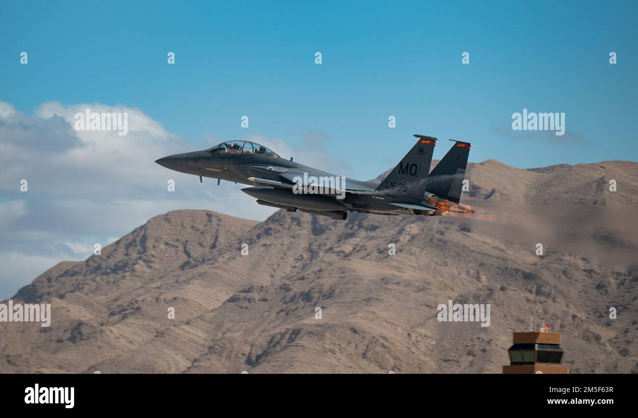 Un aigle F-15E affecté à l'aile Fighter 366th, base aérienne Mountain Home, Idaho, prend son envol pour une mission Red Flag-Nellis 22-2 à la base aérienne de Nellis, Nevada, 10 mars 2022. L'escadron d'entraînement au combat 414th effectue des exercices du drapeau rouge afin de fournir aux équipages l'expérience de multiples sorties de combat aériennes intensives dans la sécurité d'un milieu d'entraînement. Banque D'Images