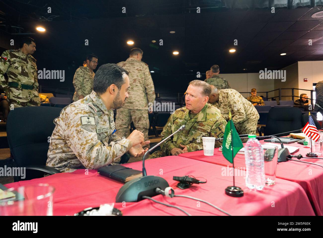 Le général de division David J. Meyer, commandant adjoint de la Force aérienne 9th, à droite, écoute le général de brigade de la Force aérienne royale saoudienne Saud A. Al-Rashoud, au cours d'un séminaire des chefs principaux à l'exercice Eagle Resolve 22, à fort Carson, au Colorado, en mars 10, 2022. Le séminaire comprenait des hauts responsables militaires des États-Unis, du Koweït, de Bahreïn et du Royaume d'Arabie saoudite. Eagle Resolve 22 est un exercice de défense aérienne et antimissile conçu pour améliorer l'intégration entre les partenaires américains et régionaux dans le domaine de la défense aérienne et antimissile. Banque D'Images Le général de division David J. Meyer, commandant adjoint de la Force aérienne 9th, à droite, écoute le général de brigade de la Force aérienne royale saoudienne Saud A. Al-Rashoud, au cours d'un séminaire des chefs principaux à l'exercice Eagle Resolve 22, à fort Carson, au Colorado, en mars 10, 2022. Le séminaire comprenait des hauts responsables militaires des États-Unis, du Koweït, de Bahreïn et du Royaume d'Arabie saoudite. Eagle Resolve 22 est un exercice de défense aérienne et antimissile conçu pour améliorer l'intégration entre les partenaires américains et régionaux dans le domaine de la défense aérienne et antimissile. Banque D'Images
