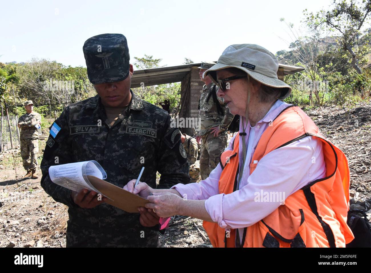 Armée hondurienne 1st Lt Noe Javier Silva, Brigade d'infanterie 120th et Dr. Laurie Rush, gestionnaire des ressources culturelles à fort Drum, NY, remplissent un formulaire d'évaluation de site à Ostaman, Copan, Honduras, 10 mars 2022. JTF-Bravo, le Commandement des affaires civiles et des opérations psychologiques, et des experts en protection des biens culturels ont collaboré avec l'armée hondurienne et l'Institut d'anthropologie pour un exercice sur le patrimoine culturel afin d'aider l'armée hondurienne à identifier des endroits qui pourraient avoir une valeur historique pendant les opérations de secours en cas de catastrophe. Banque D'Images