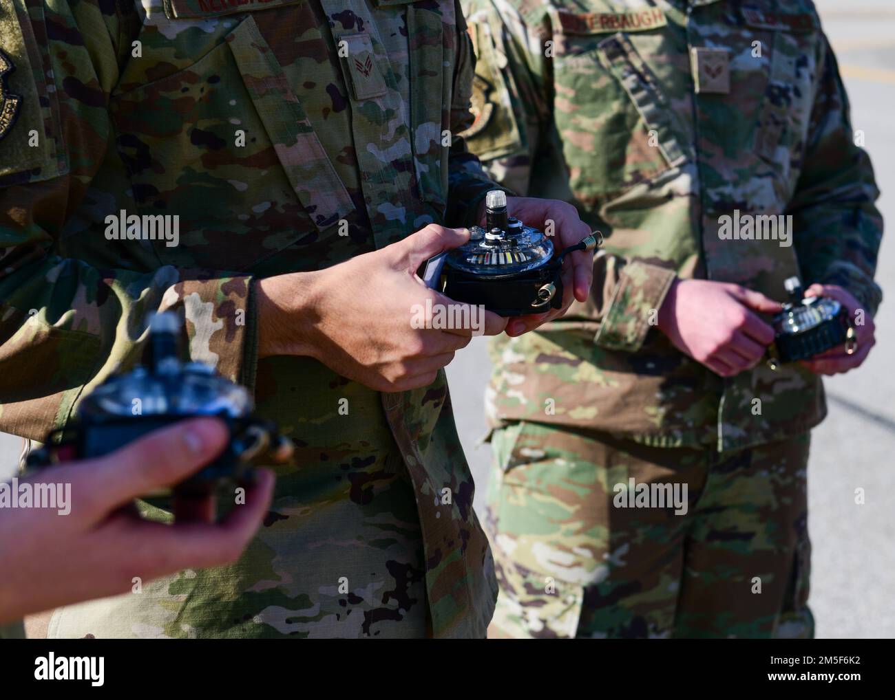ÉTATS-UNIS Les aviateurs de la Force aérienne affectés à l'escadron de soutien des opérations 31st tiennent une lumière lors d'une séance d'entraînement à la base aérienne d'Aviano, en Italie, au 10 mars 2022. ÉTATS-UNIS Les aviateurs de la Force aérienne affectés à la section de gestion de la tour de contrôle de la circulation aérienne et de la zone de gestion des terrains d'aviation 31st OSS ont été formés et testés avec les kits d'éclairage Phantom AZL-15 pour se familiariser avec les procédures d'intervention d'urgence de la gestion des terrains d'aviation. Les kits et les lumières de la zone d'atterrissage sont visibles jusqu'à 7-10 kilomètres et peuvent être commandés à distance jusqu'à 5 000 mètres de distance. Banque D'Images