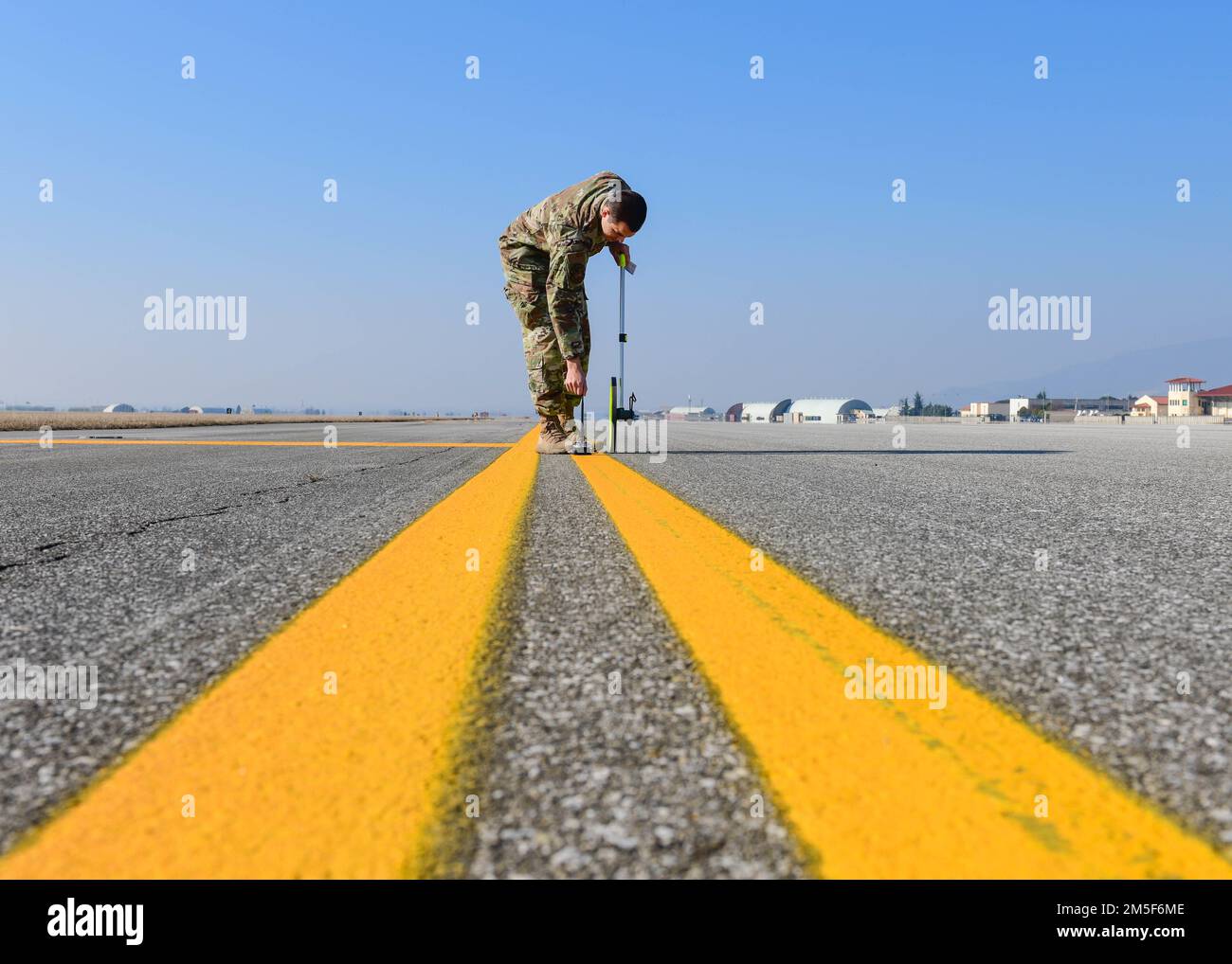 John Kendall, ancien Airman, contrôleur de la circulation aérienne de l'escadron de soutien des opérations 31st, place un feu sur la ligne aérienne pendant une séance d'entraînement à la base aérienne d'Aviano, en Italie, au 10 mars 2022. Les membres ont utilisé un kit d'éclairage Phantom AZL-15 pour simuler les zones d'atterrissage d'une variété d'aéronefs, y compris les Globemaster C-17 et les Hercules C-130. Les kits et les lumières de la zone d'atterrissage sont visibles jusqu'à 7-10 kilomètres et peuvent être commandés à distance jusqu'à 5 000 mètres de distance. Banque D'Images