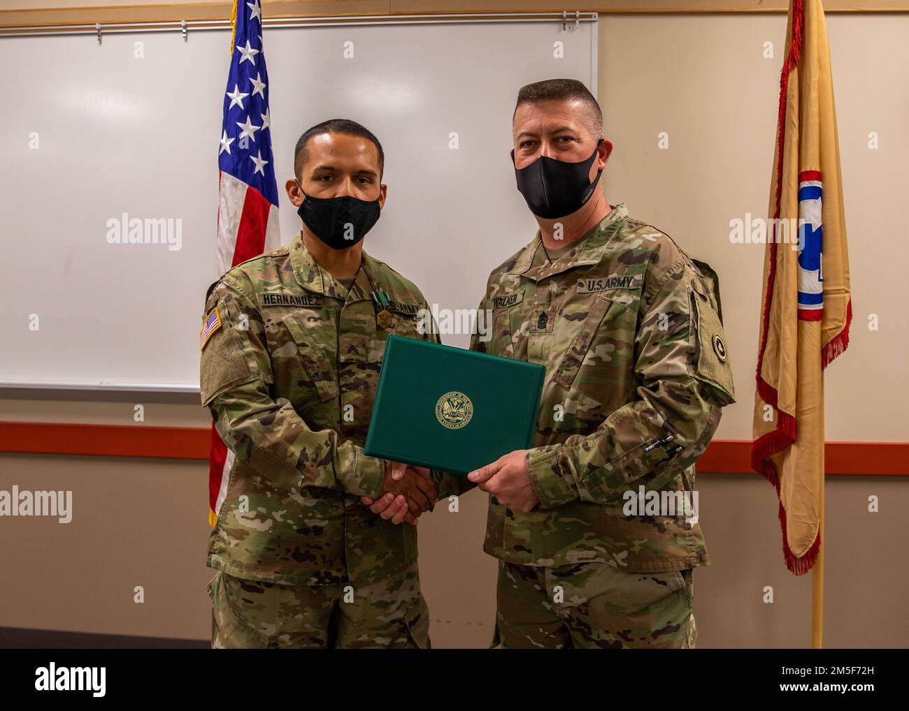 Le Cpl Alexander Hernandez, représentant la Compagnie de transport 711th, est nommé officier non commandant du Commandement du soutien expéditionnaire 311th de l'année au Concours du meilleur guerrier de 2022 le 10 mars à fort Hunter Liggett, en Californie. Cette année, la compétition du meilleur guerrier a déterminé le plus haut officier non commandant et le soldat subalterne qui représentera la Brigade de soutien expéditionnaire de 311th au Concours du meilleur guerrier du Commandement du maintien du Théâtre de 79th en avril. Banque D'Images
