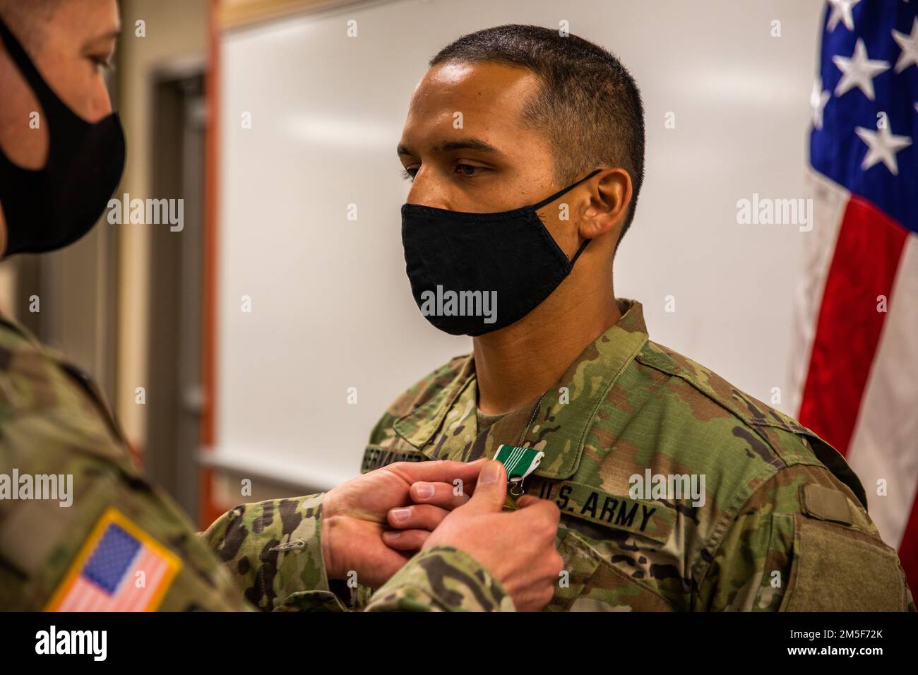 Le Cpl Alexander Hernandez, représentant la Compagnie de transport 711th, est nommé officier non commandant du Commandement du soutien expéditionnaire 311th de l'année au Concours du meilleur guerrier de 2022 le 10 mars à fort Hunter Liggett, en Californie. Cette année, la compétition du meilleur guerrier a déterminé le plus haut officier non commandant et le soldat subalterne qui représentera la Brigade de soutien expéditionnaire de 311th au Concours du meilleur guerrier du Commandement du maintien du Théâtre de 79th en avril. Banque D'Images