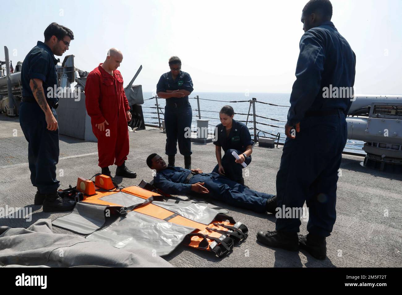 HÔPITAL DE L'OCÉAN INDIEN (10 mars 2022) Corpsman 2nd classe David Worrell, de Jacksonville, Floride, mène un entraînement de porteur de civière sur le pont de missile du destroyer de missile guidé de classe Arleigh Burke USS Fitzgerald (DDG 62). Fitzgerald est sur un déploiement prévu dans la zone d'exploitation de la flotte américaine 7th afin d'améliorer l'interopérabilité avec les alliances et les partenariats tout en servant de force de réaction prête à l'emploi pour soutenir une région libre et ouverte d'Indo-Pacifique. Banque D'Images