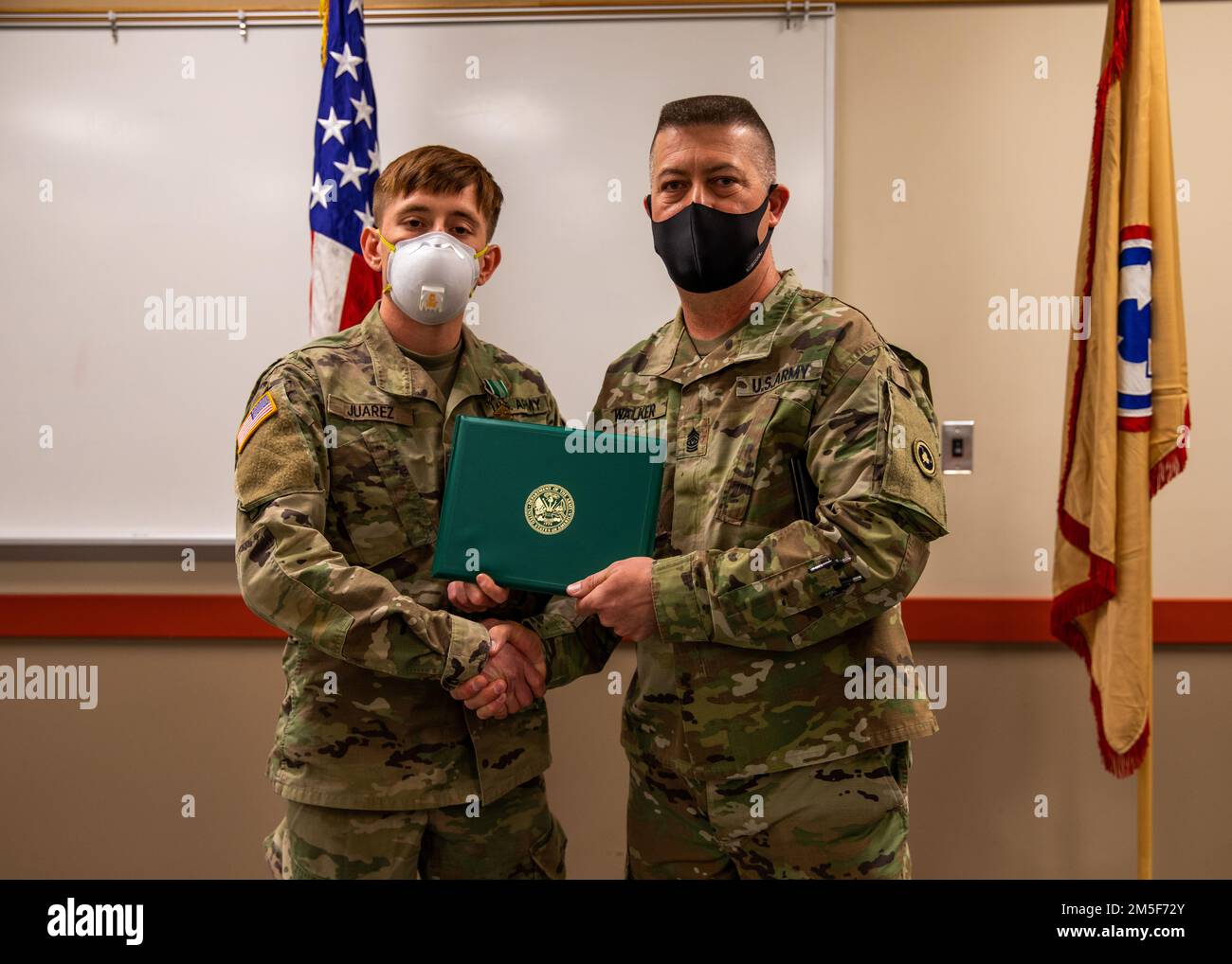 Steven Juarez, représentant la Compagnie des ressources humaines 312th, est nommé soldat de l'année 311th du Commandement du soutien expéditionnaire lors de la compétition du meilleur guerrier de 2022, le 10 mars à fort Hunter Liggett, en Californie. Cette année, la compétition du meilleur guerrier a déterminé le plus haut officier non commandant et le soldat subalterne qui représentera la Brigade de soutien expéditionnaire de 311th au Concours du meilleur guerrier du Commandement du maintien du Théâtre de 79th en avril. Banque D'Images