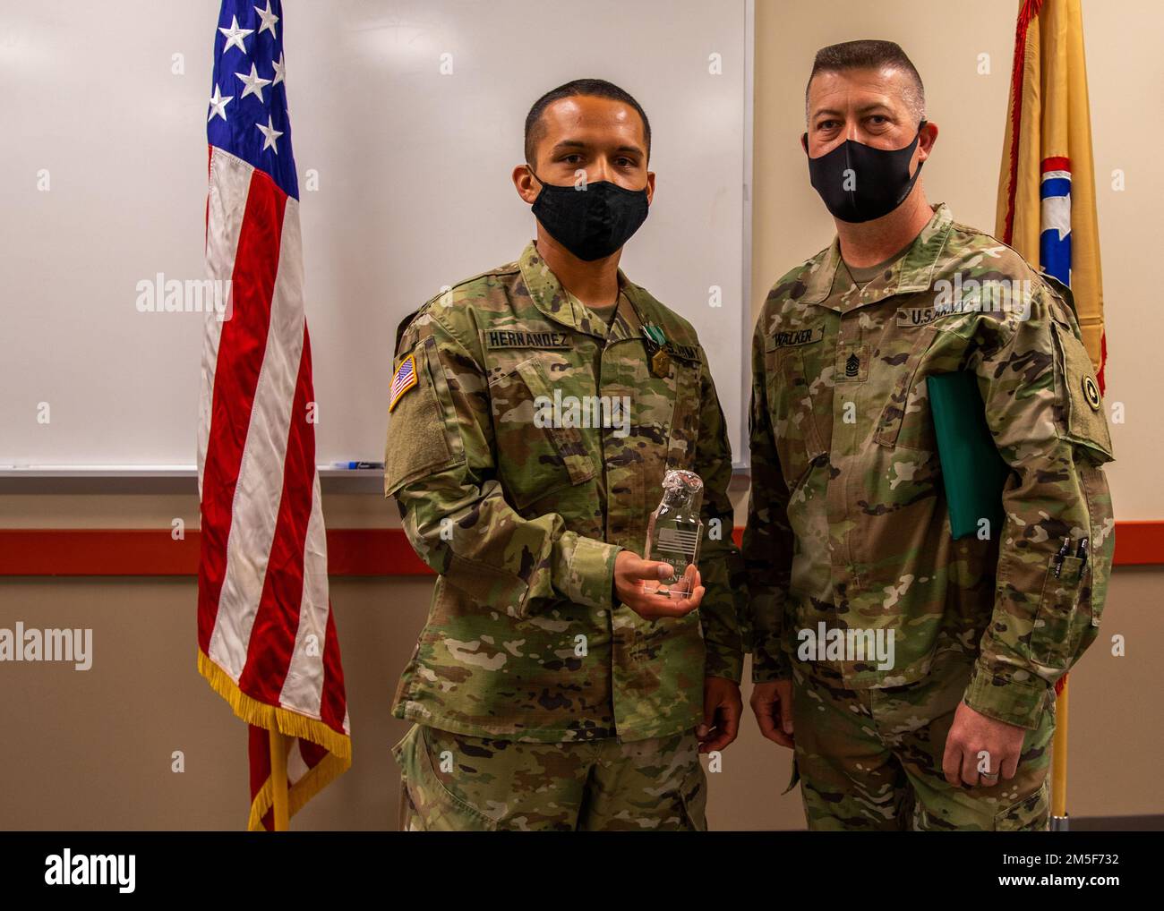 Le Cpl Alexander Hernandez, représentant la Compagnie de transport 711th, est nommé officier non commandant du Commandement du soutien expéditionnaire 311th de l'année au Concours du meilleur guerrier de 2022 le 10 mars à fort Hunter Liggett, en Californie. Cette année, la compétition du meilleur guerrier a déterminé le plus haut officier non commandant et le soldat subalterne qui représentera la Brigade de soutien expéditionnaire de 311th au Concours du meilleur guerrier du Commandement du maintien du Théâtre de 79th en avril. Banque D'Images