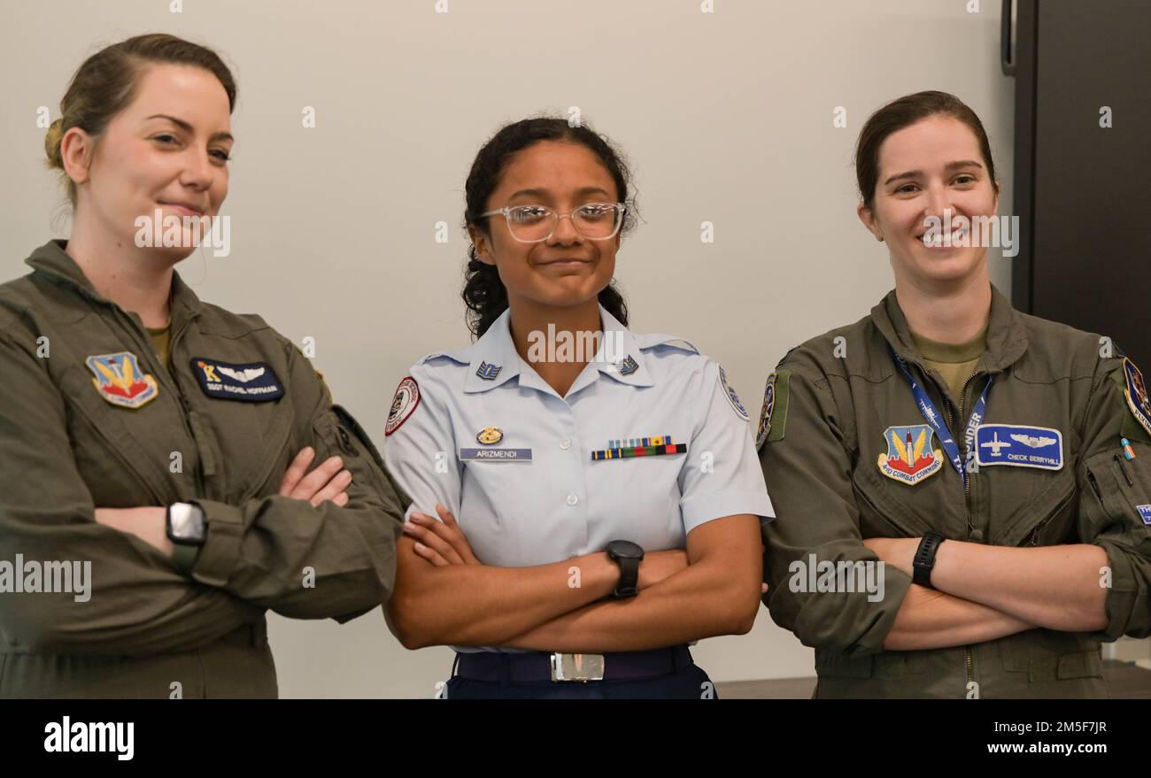 ÉTATS-UNIS Le Sgt Rachel Hoffman, officier d’état-major de la Force aérienne, 71st escadron de sauvetage HC-130J Commandant du King II de combat, à gauche, se tient à côté d’un cadet du CROT junior de la Force aérienne de l’école secondaire Valdosta, au milieu, et le Capt Coleen Berryhill, 74th Escadron de chasseurs A-10C pilote Thunderbolt II, à droite, 10 mars 2022, à l’école secondaire Lowndes, à Valdosta, en Géorgie. Les élèves allant de la cinquième à la douzième année ont eu la chance de rencontrer dix militaires et d'entendre leurs diverses expériences dans les militaires. Banque D'Images