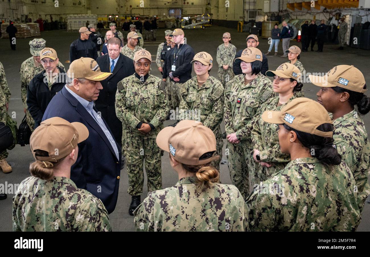 NORFOLK, Virginie (10 mars 2022) — le secrétaire de la Marine Carlos Del Toro parle avec les marins affectés au croiseur à missiles guidés de classe Ticonderoga USS Gettysburg (CG 64) à la suite d'un appel à mains libres à bord de l'USS Gerald R. Ford (CVN 78) 10 mars 2022. La secrétaire Del Toro est à Norfolk pour la célébration de 100th des porte-avions de la Marine et pour organiser une table ronde avec des femmes dirigeantes de haut niveau pendant le mois de l’histoire des femmes. Banque D'Images