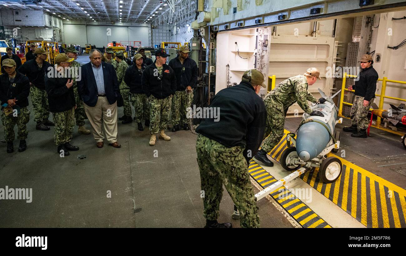 NORFOLK, Virginie (10 mars 2022) — le secrétaire de la Marine Carlos Del Toro reçoit un exposé sur la conception et les capacités améliorées des élévateurs à armes avancées du porte-avions de classe Ford USS Gerald R. Ford (CVN 78) lors d'une visite de navire à 10 mars 2022. La secrétaire Del Toro est à Norfolk pour la célébration de 100th des porte-avions de la Marine et pour organiser une table ronde avec des femmes dirigeantes de haut niveau pendant le mois de l’histoire des femmes. Banque D'Images