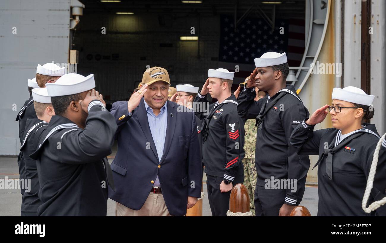 NORFOLK, Virginie (10 mars 2022) — le secrétaire de la Marine Carlos Del Toro rend hommage à son départ du porte-avions de classe Ford USS Gerald R. Ford (CVN 78) à la suite d'une visite d'un navire à 10 mars 2022. La secrétaire Del Toro est à Norfolk pour la célébration de 100th des porte-avions de la Marine et pour organiser une table ronde avec des femmes dirigeantes de haut niveau pendant le mois de l’histoire des femmes. Banque D'Images