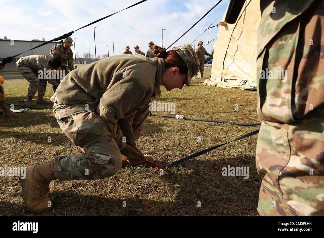 Le PFC Natia Mgerbishvili, spécialiste des ressources humaines, 1st Theatre Sustainment Command, sécurise une tente avec un ongle pendant l'entraînement à fort KNOX, Kentucky, 11 mars 2022. L'entraînement au Blackjack est effectué chaque jeudi pour aider les soldats à maintenir et à améliorer leurs connaissances militaires. Banque D'Images