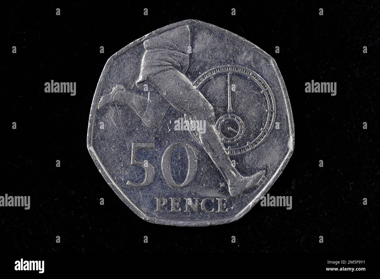 Une pièce commémorative de 50p pour célébrer l'étudiant en médecine Roger Bannister qui a cassé le mille de 4 minutes le 6th mai 1954 Banque D'Images