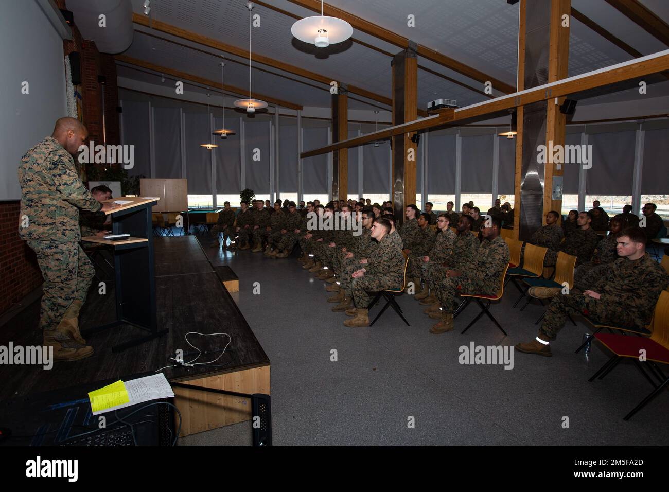 ÉTATS-UNIS Marines, avec le Groupe des opérations d'arrivée et d'assemblage, II Marine Expeditionary Force, a organisé un séminaire de remise des diplômes de caporal de lance au cours de l'exercice Cold Response 2022, Vaernes, Norvège, 11 mars 2022. L'exercice Cold Response '22 est un exercice biennal de préparation nationale et de défense norvégien qui a lieu dans toute la Norvège, avec la participation de chacun de ses services militaires, ainsi que de 26 autres nations alliées de l'Organisation du Traité de l'Atlantique Nord et partenaires régionaux. Banque D'Images ÉTATS-UNIS Marines, avec le Groupe des opérations d'arrivée et d'assemblage, II Marine Expeditionary Force, a organisé un séminaire de remise des diplômes de caporal de lance au cours de l'exercice Cold Response 2022, Vaernes, Norvège, 11 mars 2022. L'exercice Cold Response '22 est un exercice biennal de préparation nationale et de défense norvégien qui a lieu dans toute la Norvège, avec la participation de chacun de ses services militaires, ainsi que de 26 autres nations alliées de l'Organisation du Traité de l'Atlantique Nord et partenaires régionaux. Banque D'Images