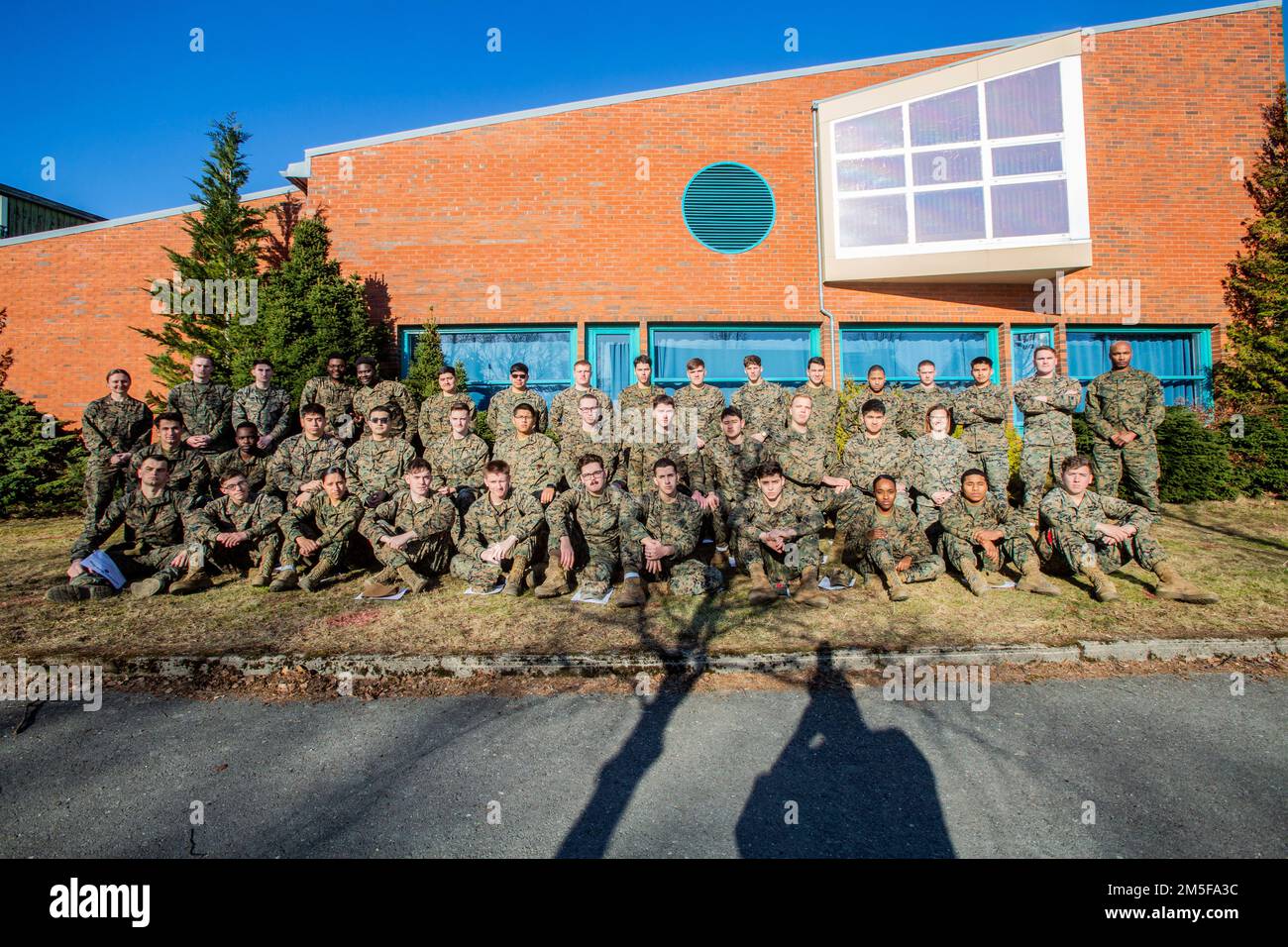 ÉTATS-UNIS Marines avec le caporal lance Séminaire organisé par le Groupe des opérations d'arrivée et d'assemblage, II corps expéditionnaire maritime, pose pour une photo de groupe après avoir obtenu son diplôme lors de l'exercice Cold Response 2022, Vaernes, Norvège, 11 mars 2022. L'exercice Cold Response '22 est un exercice biennal de préparation nationale et de défense norvégien qui a lieu dans toute la Norvège, avec la participation de chacun de ses services militaires, ainsi que de 26 autres nations alliées de l'Organisation du Traité de l'Atlantique Nord et partenaires régionaux. Banque D'Images ÉTATS-UNIS Marines avec le caporal lance Séminaire organisé par le Groupe des opérations d'arrivée et d'assemblage, II corps expéditionnaire maritime, pose pour une photo de groupe après avoir obtenu son diplôme lors de l'exercice Cold Response 2022, Vaernes, Norvège, 11 mars 2022. L'exercice Cold Response '22 est un exercice biennal de préparation nationale et de défense norvégien qui a lieu dans toute la Norvège, avec la participation de chacun de ses services militaires, ainsi que de 26 autres nations alliées de l'Organisation du Traité de l'Atlantique Nord et partenaires régionaux. Banque D'Images