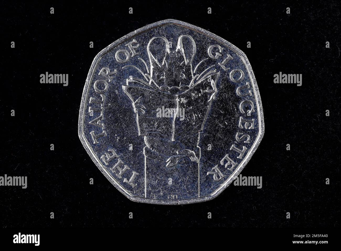 Queen Elizabeth II 50p: The Tailor of Gloucester publié en 2018 Banque D'Images