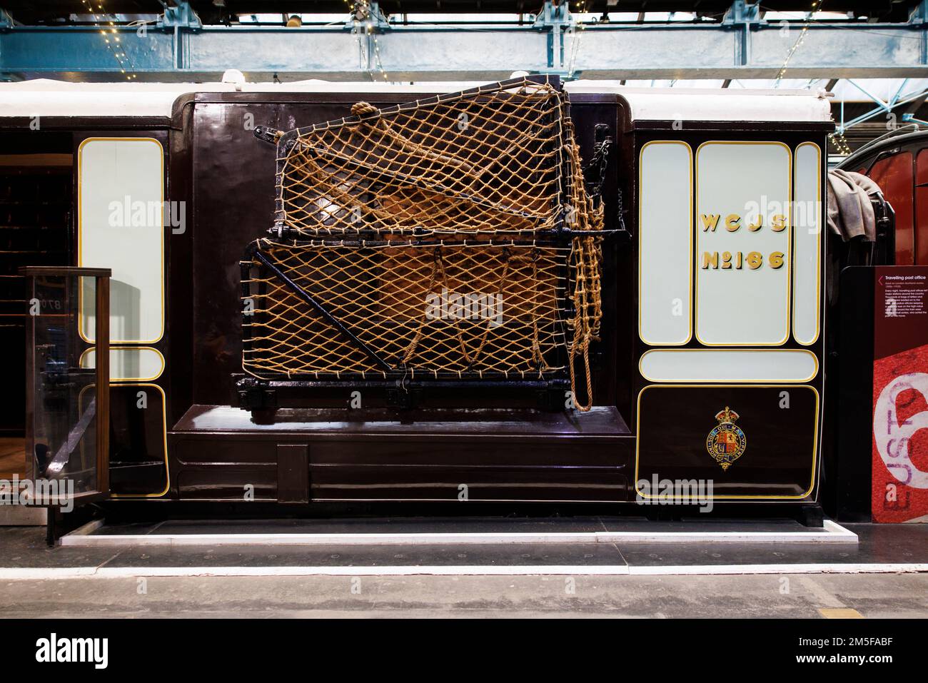 Équipement de transfert de courrier à l'extérieur d'un bureau de poste itinérant utilisé sur les routes Londres - Écosse entre 1880s et 1930s exposées au National Banque D'Images