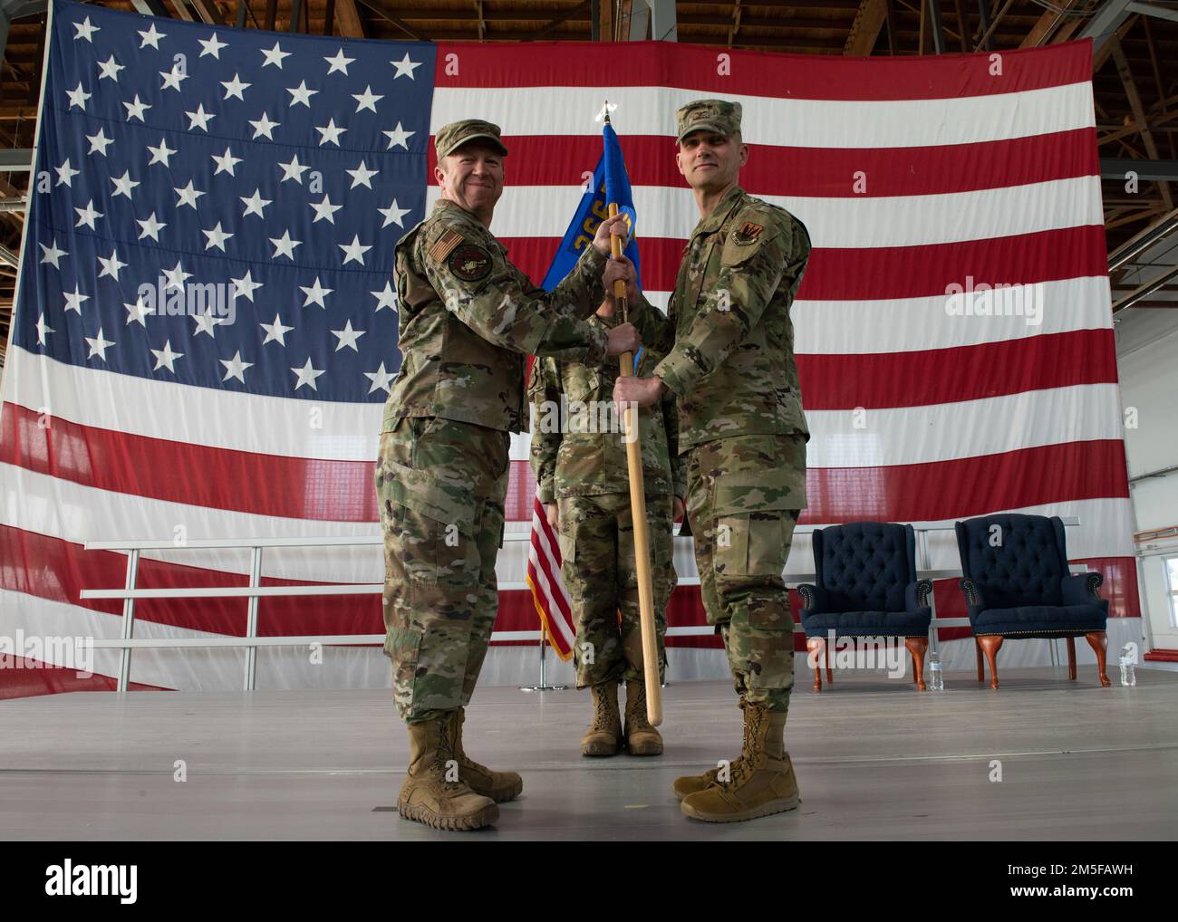 ÉTATS-UNIS Le colonel Ernesto DiVittorio, commandant de l'escadre de combat 366th, passe le guide de cérémonie au colonel Eric Phillips, commandant du groupe médical entrant 366th (MDG) à la base aérienne de Mountain Home, Idaho, le 11 mars 2022. Cette cérémonie célèbre la réactivation de l'OMD 366th et l'accession au commandement. La réactivation des groupes fait également partie de la normalisation de la structure des ailes par le Commandement de combat aérien. Banque D'Images