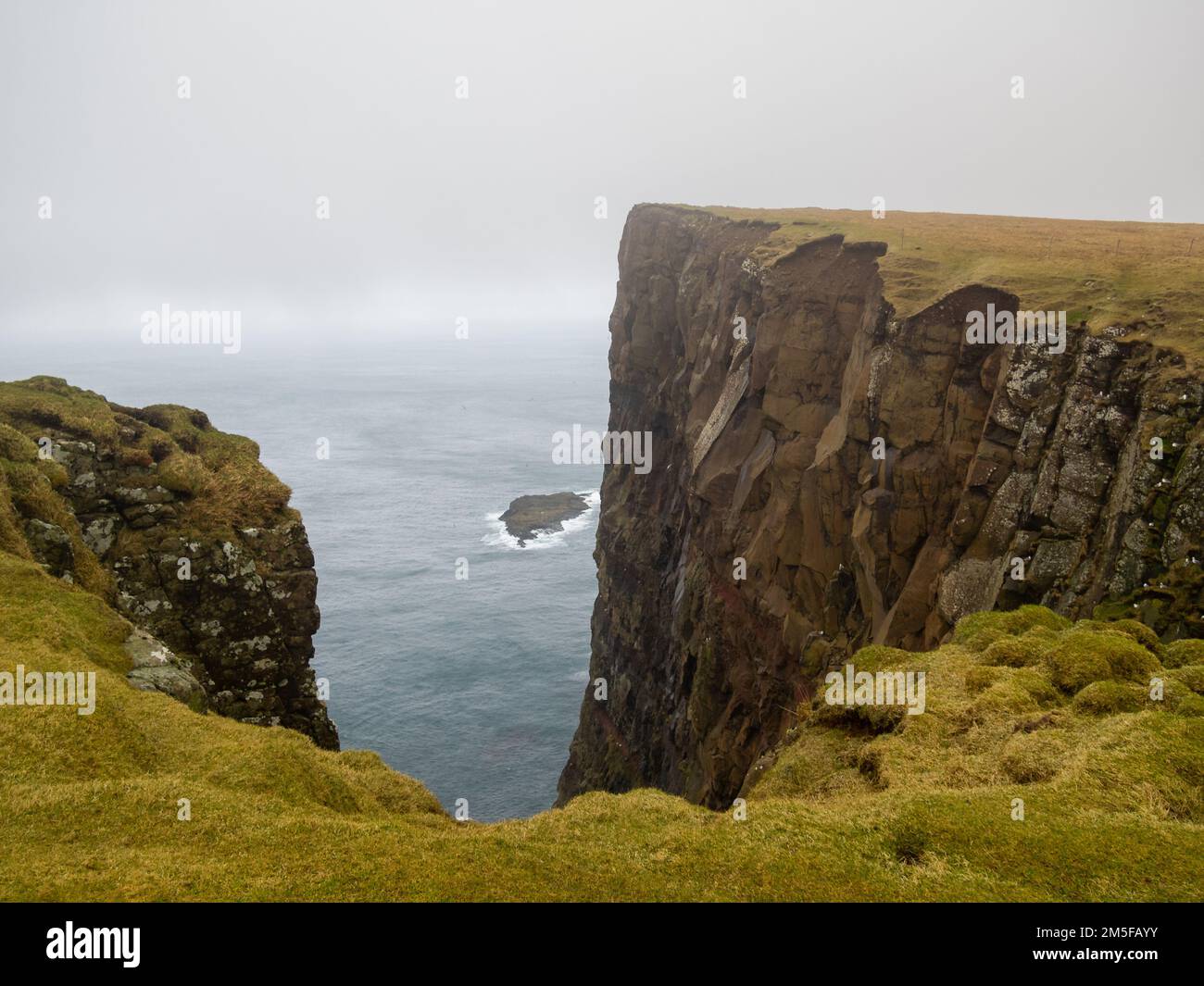 Vue sur l'Atlantique depuis le sommet des falaises de Mykines Banque D'Images