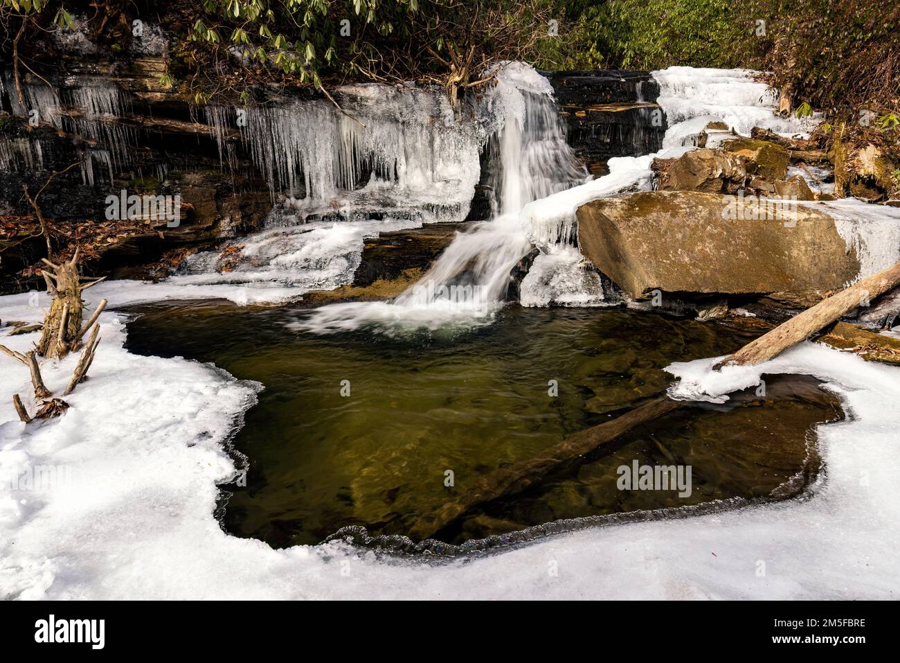 Middle Rockhouse Creek Falls en hiver - Pisgah National Forest, Brevard, Caroline du Nord, États-Unis Banque D'Images