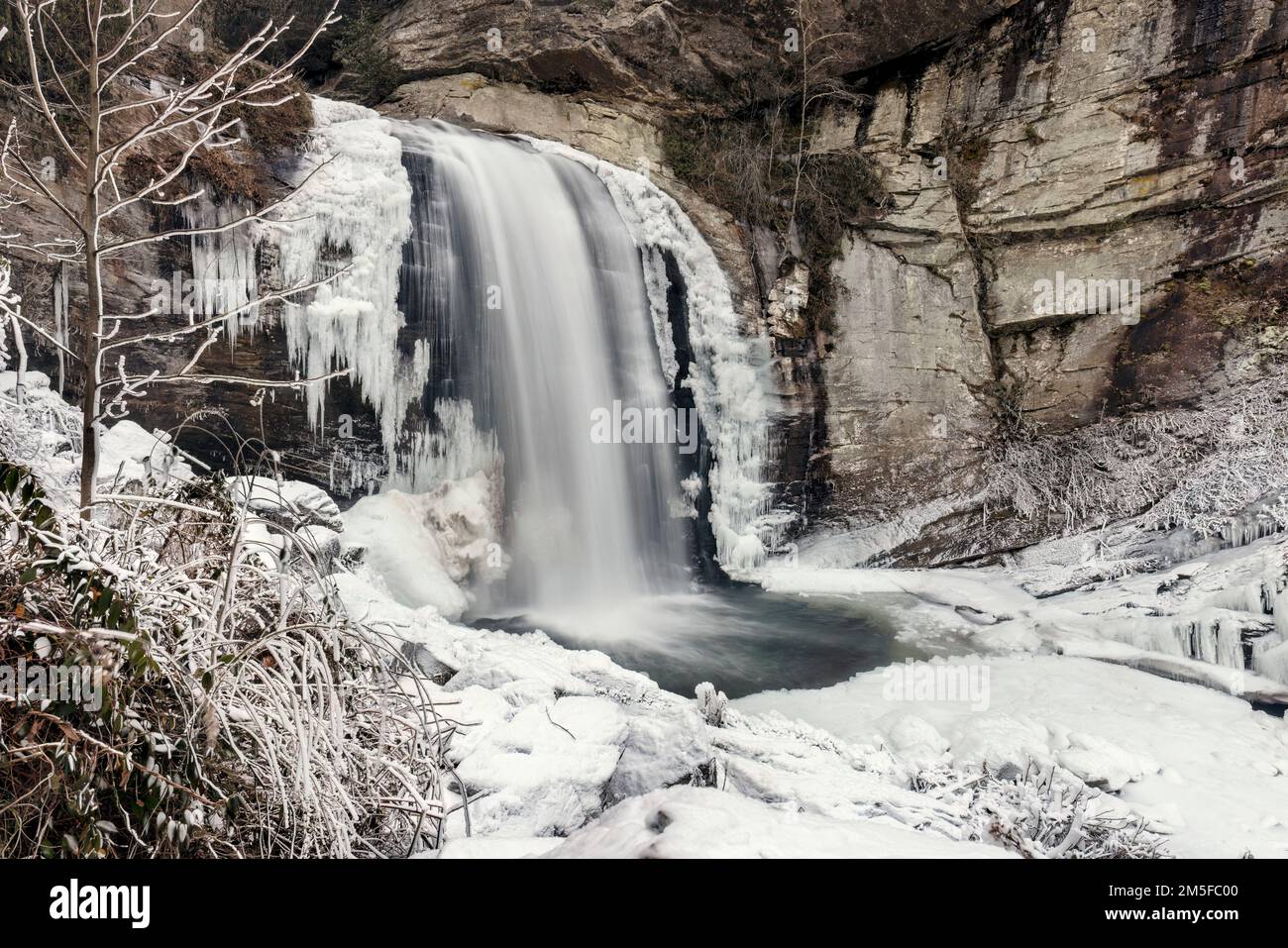 Regarder les chutes de verre en hiver - Forêt nationale de Pisgah - près de Brevard, Caroline du Nord Etats-Unis Banque D'Images