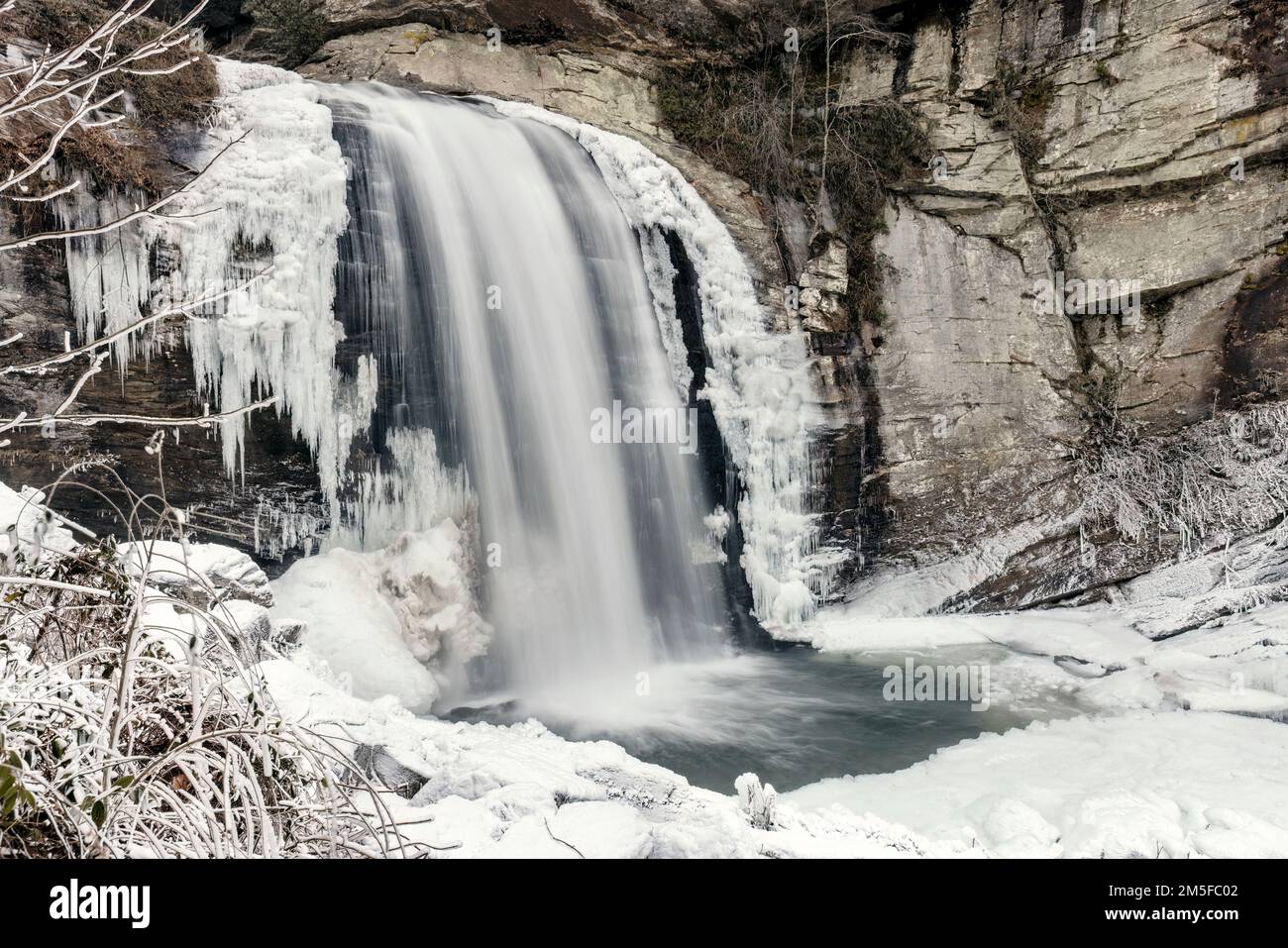Regarder les chutes de verre en hiver - Forêt nationale de Pisgah - près de Brevard, Caroline du Nord Etats-Unis Banque D'Images