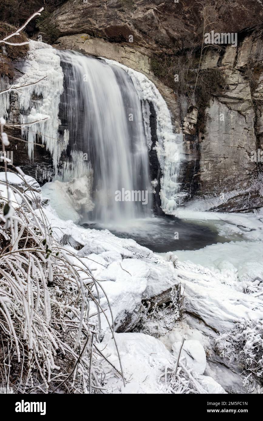 Regarder les chutes de verre en hiver - Forêt nationale de Pisgah - près de Brevard, Caroline du Nord Etats-Unis Banque D'Images