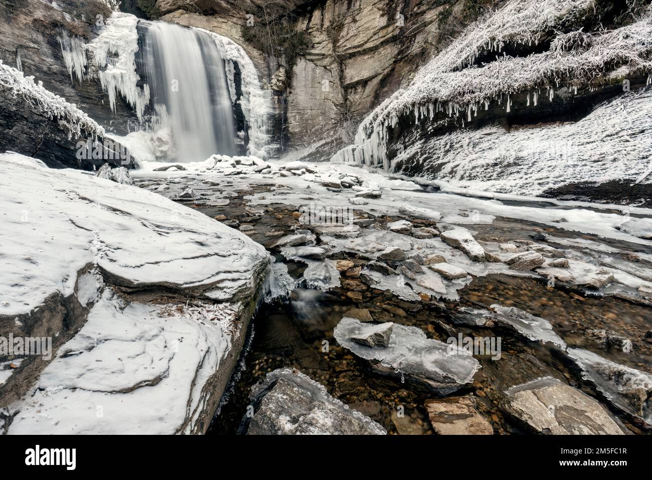 Regarder les chutes de verre en hiver - Forêt nationale de Pisgah - près de Brevard, Caroline du Nord Etats-Unis Banque D'Images