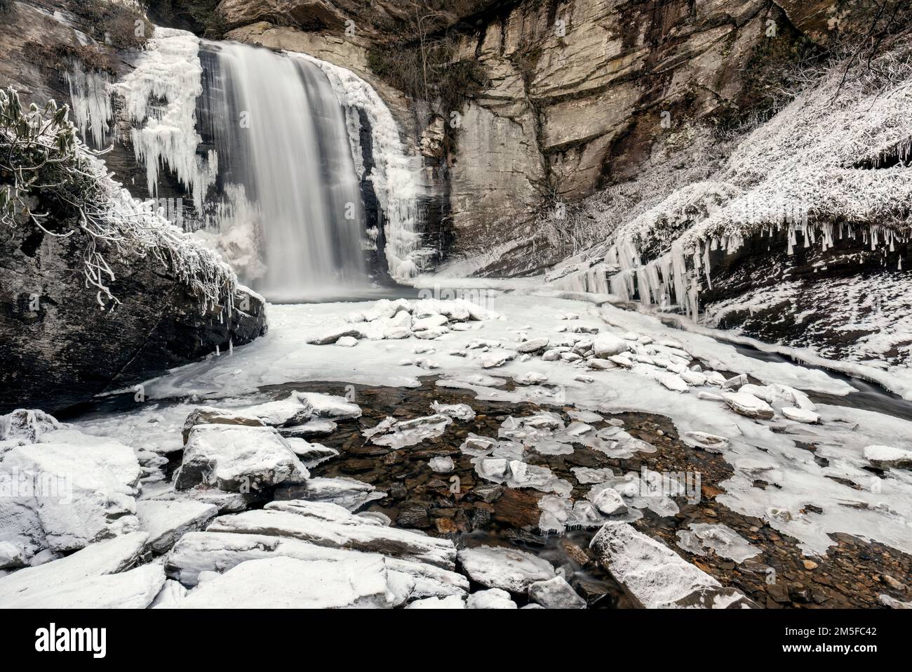Regarder les chutes de verre en hiver - Forêt nationale de Pisgah - près de Brevard, Caroline du Nord Etats-Unis Banque D'Images