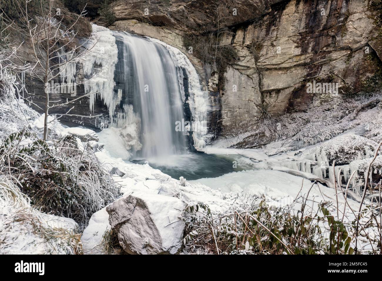 Regarder les chutes de verre en hiver - Forêt nationale de Pisgah - près de Brevard, Caroline du Nord Etats-Unis Banque D'Images