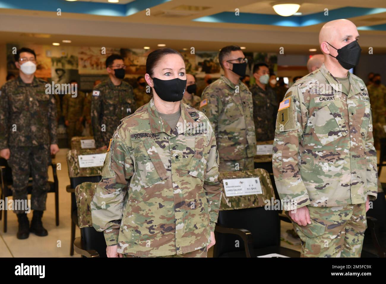 2nd Division « Warrior » d'infanterie ROK-U.S. La Division Combined a tenu la cérémonie du sous-commandant général - Patch de soutien au Freeman Hall, Humphreys, 11 mars. Le Brigadier général Lori Robinson assiste à une cérémonie du Commandant général adjoint - Patch de soutien. Banque D'Images