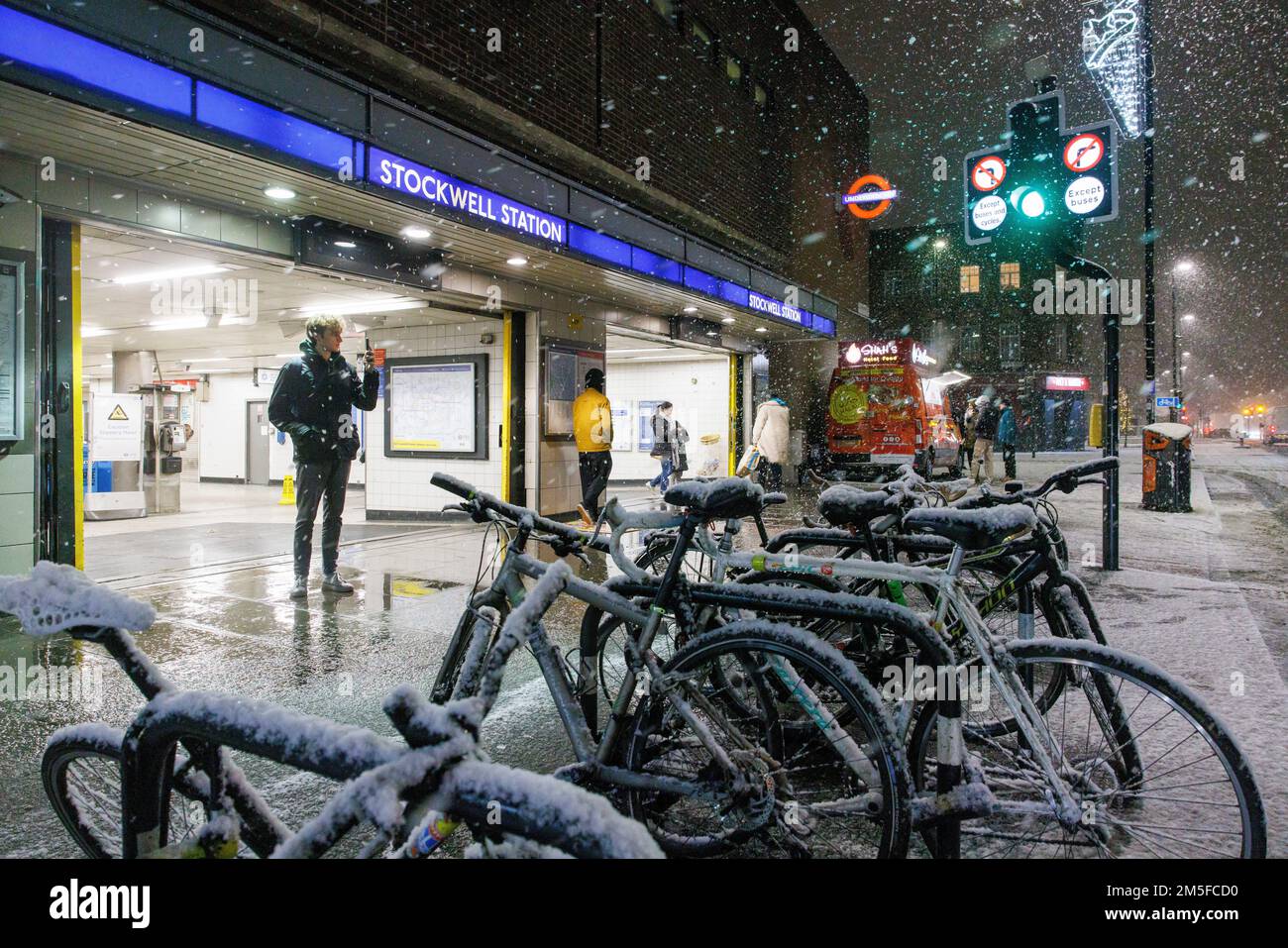 La neige tombe sur des vélos à l'extérieur de la station de métro Stockwell, dans le sud-ouest de Londres, comme une pression froide non prévue couvre la capitale et une grande partie des s Banque D'Images