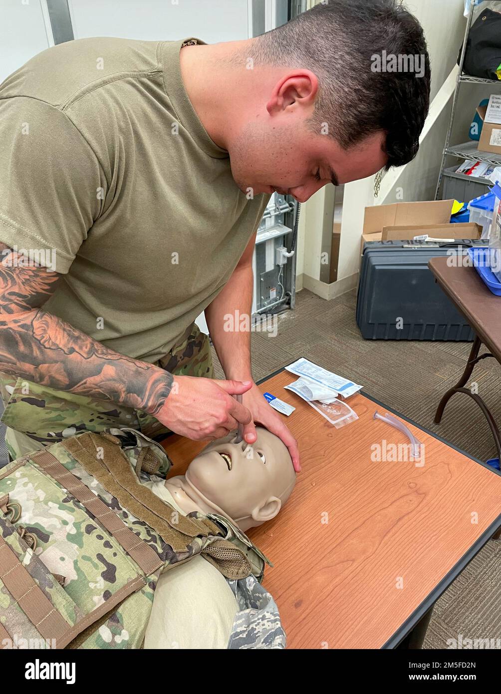 Le sergent d'état-major Matthew Lanzalaco, spécialiste du transport aérien de l'escadron 30th du port aérien, pratique la gestion des voies aériennes en insérant un dispositif auxiliaire des voies aériennes dans un mannequin 11 mars 2022 à la station de la réserve aérienne de Niagara Falls, à New York. 30th membres de la SPB recevaient une formation sur les risques de combat tactique avant un déploiement prévu. Banque D'Images