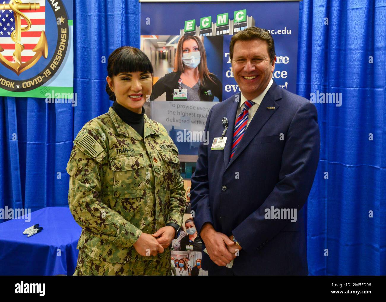 220311-N-RB168-0227 BUFFALO, NY. (11 mars 2022) – Cmdr. Lt. Diana Tran-Yu, à gauche, officier responsable de l'équipe médicale militaire à Buffalo, New York, affecté au Walter Reed National Medical Center, National Medicine Readiness and Training Command, Bethesda, Maryland, pose une photo avec Thomas Quatroche, président de Erie County Medical Center Corporation (ECMCC), À la conférence de presse de l'équipe médicale militaire (MMT) de fin de mission du ministère de la Défense (DoD) à la CEMC à la fin de la mission de deux mois du MMT. Ce MMT, tous les membres actifs des États-Unis Navy, était le premier Banque D'Images