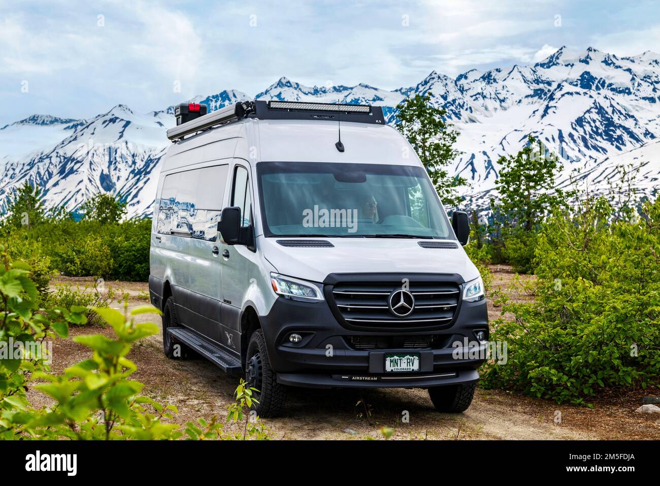 Airstream Interstate 24X campervan; vue à l'ouest de la chaîne Alsek; Parc provincial Tatshenshini Alsek depuis la Haines Highway; Colombie-Britannique; Canada Banque D'Images