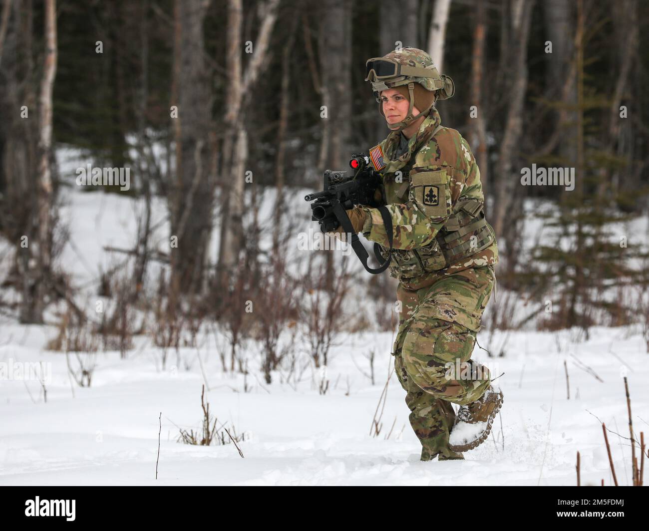 Megan Koszarek, de la compagnie Avalanche, 1-297th, Bataillon d'infanterie, participe aux exercices d'entraînement situationnel (STX) de l'escouade et du peloton à l'arsenal d'Alcantra à Wasilla, en Alaska, en 11 mars 2022. Un STX est un exercice court, axé sur des scénarios et axé sur la mission, conçu pour former une tâche collective ou un groupe de tâches ou d'exercices de combat connexes. Pour a-Co. Soldats, le STX permet d'évaluer les compétences de base du soldat et les compétences de leadership pour déterminer la compétence et certifier le peloton pour mener des exercices de tir en direct. Il renforce également la formation précédente qui Banque D'Images