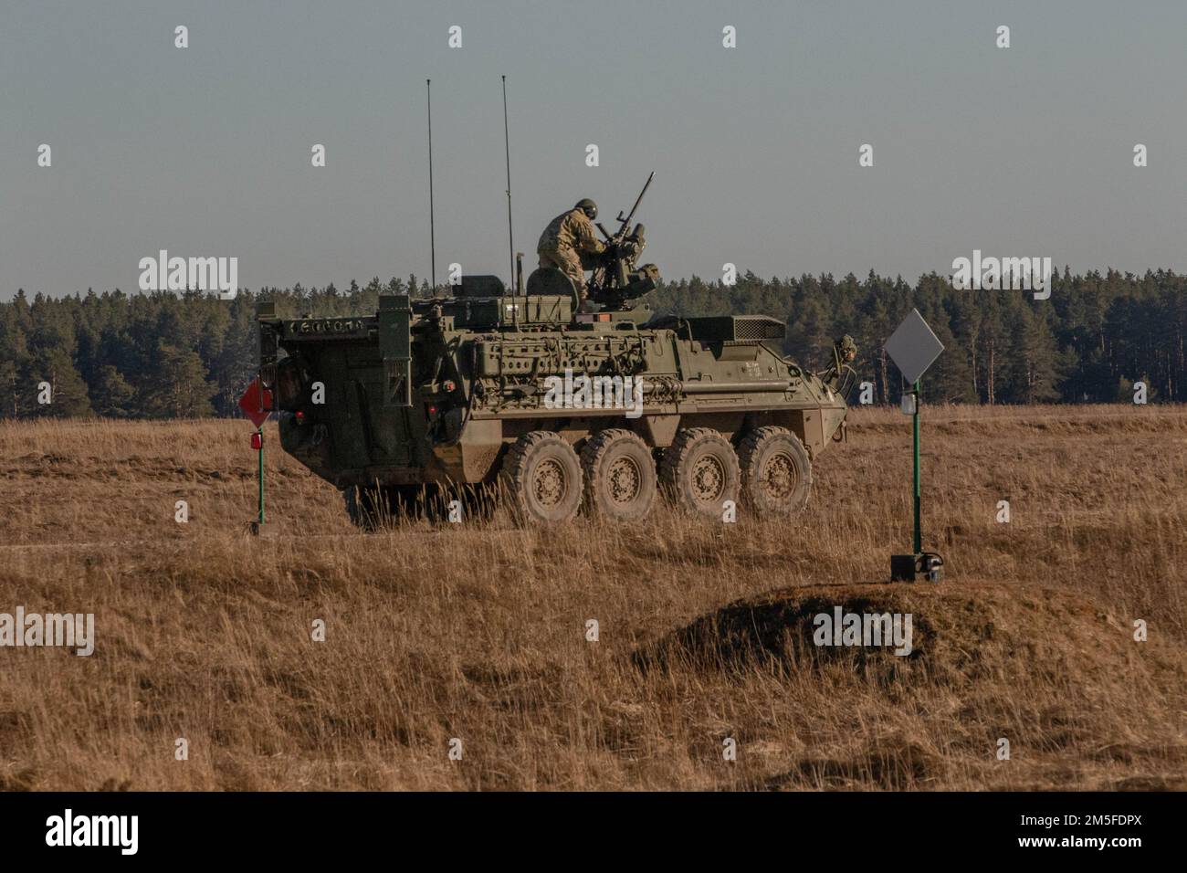 ÉTATS-UNIS Les soldats affectés au 1st Bataillon, 185th Régiment d'infanterie mettent leur Stryker en service dans la zone d'entraînement de Bemowo Piskie, Pologne, 11 mars 2022. Dans le cadre de la mission et de la présence de l'OTAN, le 1-185 contribue constamment à la mission de présence avancée renforcée de l'OTAN en Pologne. Banque D'Images