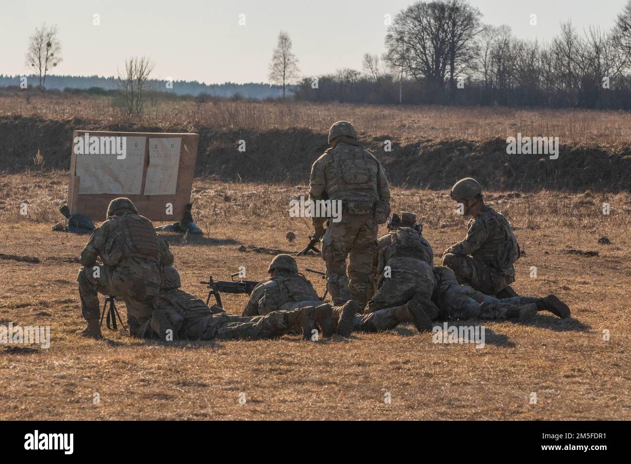ÉTATS-UNIS Les soldats affectés au 1st Bataillon, 185th Régiment d'infanterie se préparent à mettre à zéro leurs armes dans la zone d'entraînement de Bemowo Piskie, Pologne, 11 mars 2022. Dans le cadre de la mission et de la présence de l'OTAN, le 1-185 contribue constamment à la mission de présence avancée renforcée de l'OTAN en Pologne. Banque D'Images