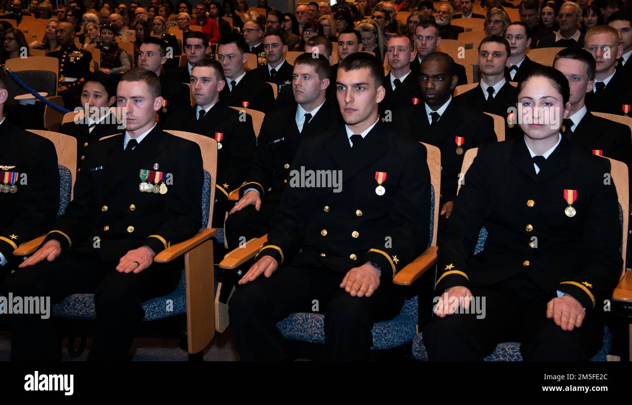 NEWPORT, RI (11 mars 2022) élèves de la classe 07-22 de l’École candidate d’officiers (OCS) au Commandement de la formation des officiers Newport (OTCN), Newport, Rhode Island, conservent un roulement militaire lors de leur cérémonie de remise des diplômes, 11 mars. OCS développe des civils et des marins de la flotte en officiers nouvellement commissionnés moralement, mentalement et physiquement tout en les inculquant avec les idéaux les plus élevés d'honneur, de courage et d'engagement pour le service dans la flotte en tant qu'officiers de la marine. Banque D'Images