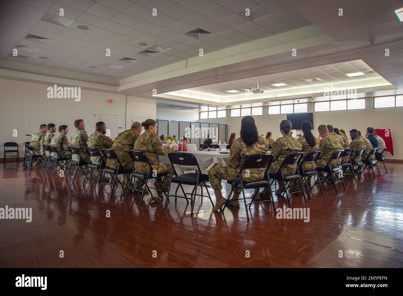 ÉTATS-UNIS Les aviateurs affectés à l'escadre de ravitaillement en carburant aérien de 6th assistent à un discours en direct lors d'un déjeuner du mois de l'histoire des femmes à la base aérienne de MacDill, en Floride, au 11 mars 2022. Le déjeuner a eu lieu pour célébrer les réalisations des femmes en uniforme et en uniforme et pour reconnaître leur lutte contre l'adversité. Banque D'Images