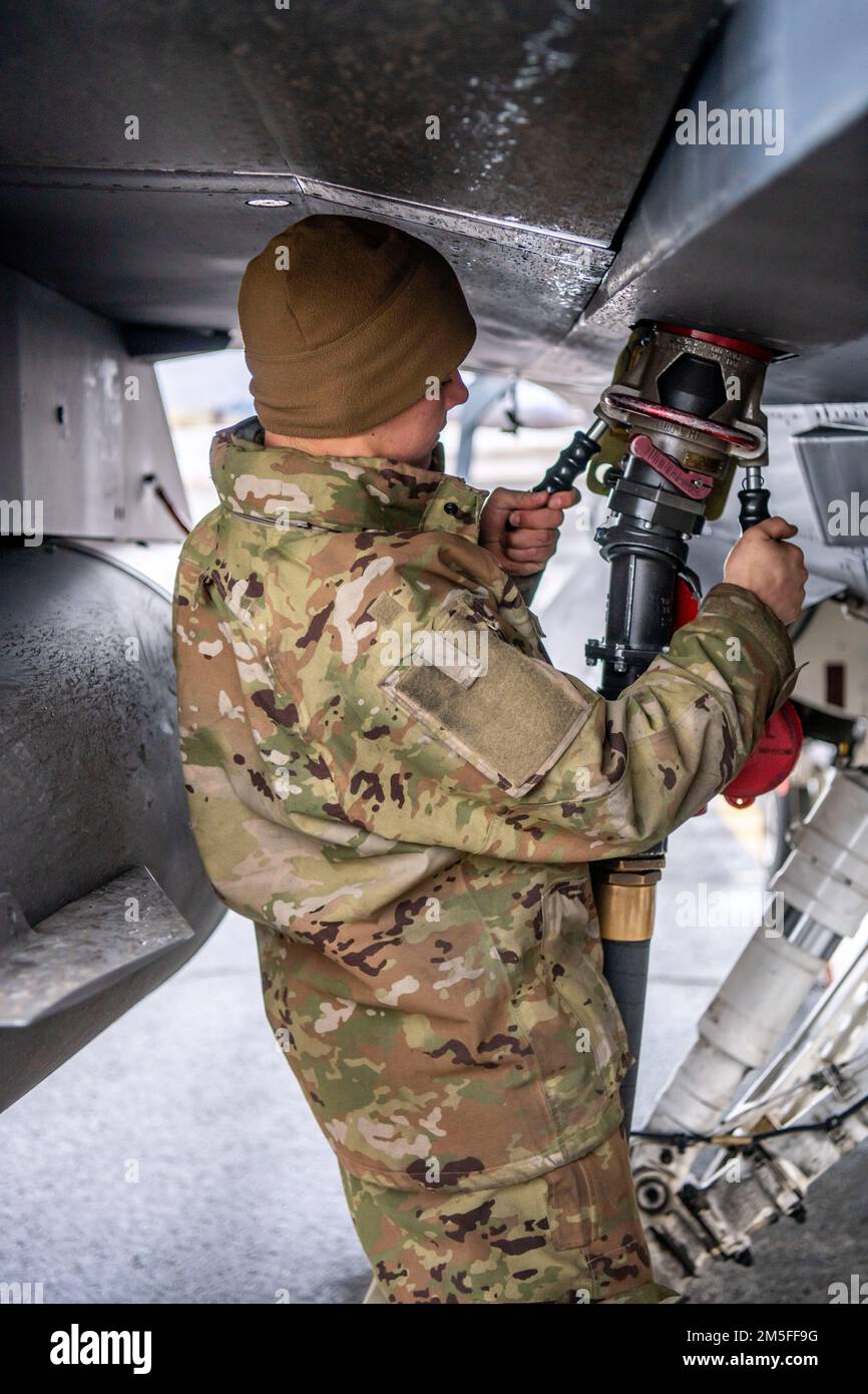 ÉTATS-UNIS Le sergent d’état-major de la Force aérienne Benjamin Preston, un chef d’équipage F-16 affecté à la 180th Escadre Fighter de la Garde nationale de l’Ohio, ravitaillent en carburant un faucon Fighting F-16 affecté au 180FW, à la base interarmées Elmendorf-Richardson, en Alaska, pendant les États-Unis Exercice de commandement du Nord ARCTIC EDGE 2022, 11 mars 2022. AE22 est un exercice biennal de défense de la patrie conçu pour que les Forces armées américaines et canadiennes démontrent et exercent une capacité conjointe de déploiement et d'exploitation rapides dans l'Arctique. Banque D'Images