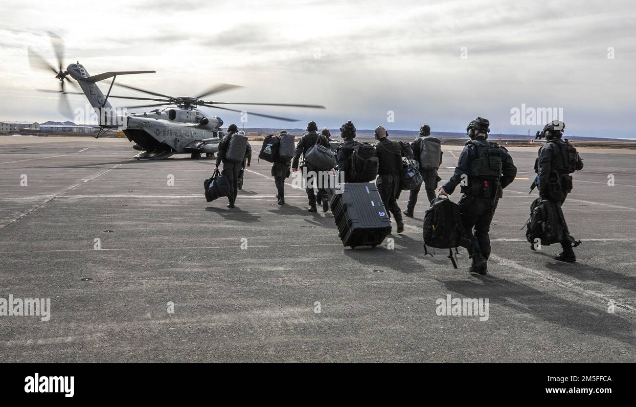 La police islandaise et les Coastguardsmen islandais embarquent à bord d'un américain Corps maritime CH-53E Super Stallion affecté à l'élément de combat aérien, 22nd unité expéditionnaire maritime sur la base aérienne de Keflavík, Islande, lors de l'exercice Northern Viking 2022, 8 avril 2022. Northern Viking 22 renforce l'interopérabilité et l'état de préparation de la force entre les États-Unis, l'Islande et les nations alliées, permettant le commandement et le contrôle multidomaines des forces conjointes et de coalition dans la défense des lignes de communication de l'Islande et de la mer dans le fossé du Groenland, de l'Islande et du Royaume-Uni (GIUK). Banque D'Images