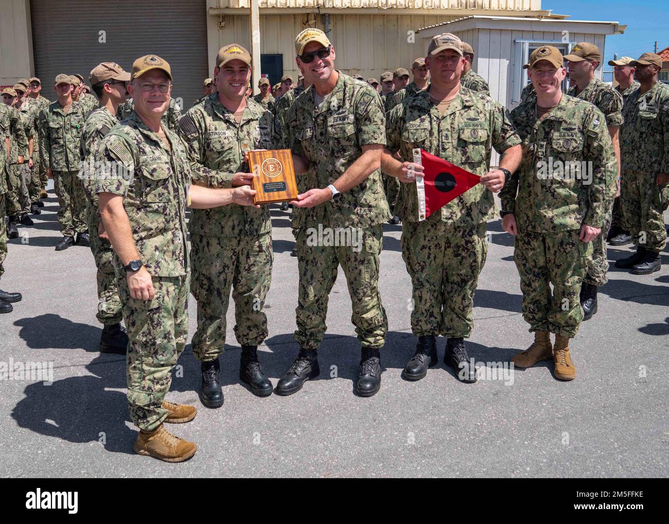 POLARIS POINT, Guam (11 mars 2022) l'équipage du sous-marin de classe Las Angeles USS Jefferson City (SSN 759), affecté à l'escadron sous-marin 15, pose une photo tout en se voit décerner le prix de l'efficacité de la bataille 2021, 11 mars. Jefferson City effectue une gamme complète d'opérations, y compris la guerre anti-sous-marine et anti-surface dans la région Indo-Pacifique. Banque D'Images