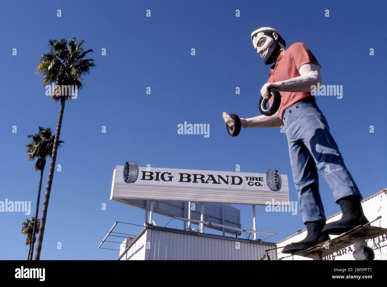 Figure publicitaire géant de pneu à Big Brand Tyres dans la vallée de San Fernando en Californie du Sud, vers 1989 Banque D'Images